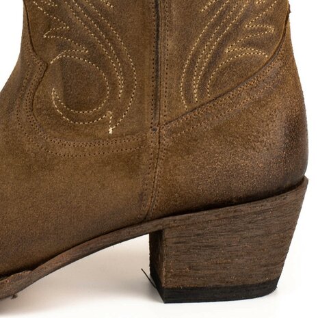 Mayura Boots 2526 Bruin Suede Dames Boho Western Laarzen Sierstiksel Ronde Neus Schuine Hak Zacht Leer  Detail Hak