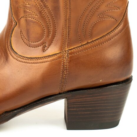 Mayura Boots 2526 Hazelnoot Bruin Dames Boho Western Laarzen Blad Motief Sierstiksel Ronde Neus Schuine Hak Glad Leer Detail Ha