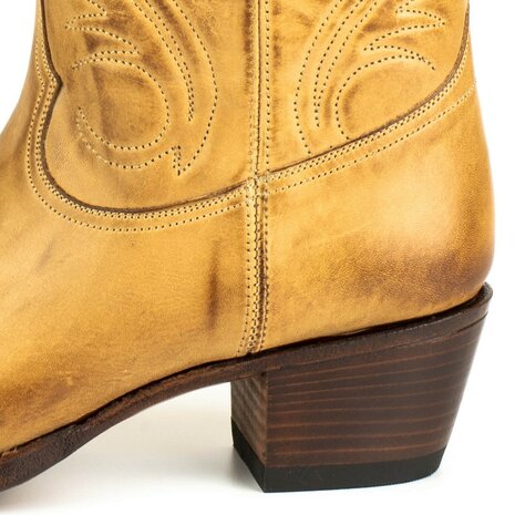 Mayura Boots 2526 Vanille Zandkleur Dames Boho Western Laarzen Blad Motief Sierstiksel Ronde Neus Schuine Hak Glad Leer 